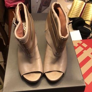 Vince Camuto Shooties